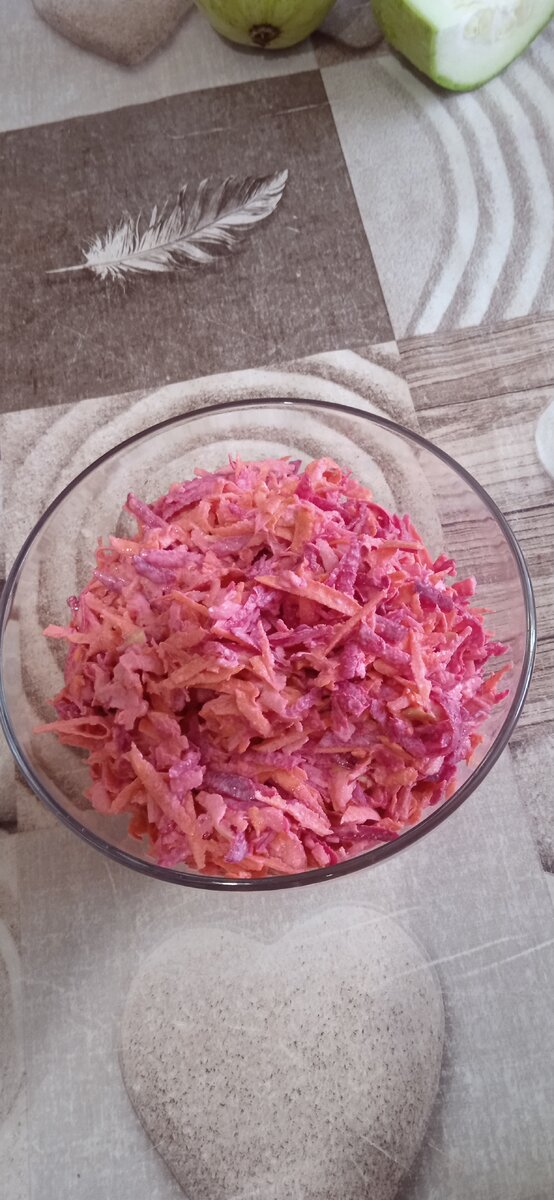 Делала вчера витаминный салат. Очень рекомендую, вкусный и свежий вкус получается. На терпеть третей свежую свеклу, морковь и яблоко, добавляете чеснок, майонез и салат готов. 