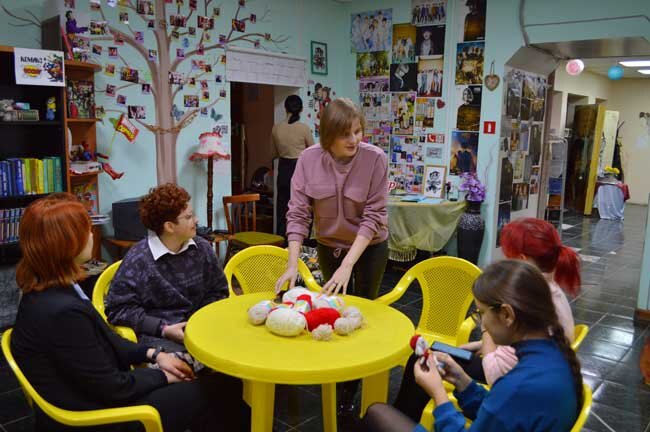 Участники мастер-класса внимательно слушают Анну Анатольевну Гришину