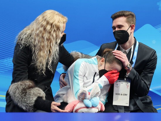     Этери Тутберидзе, Камила Валиева и Даниил Глейхенгауз, фото: Cao Can/XinHua/Global Look Press