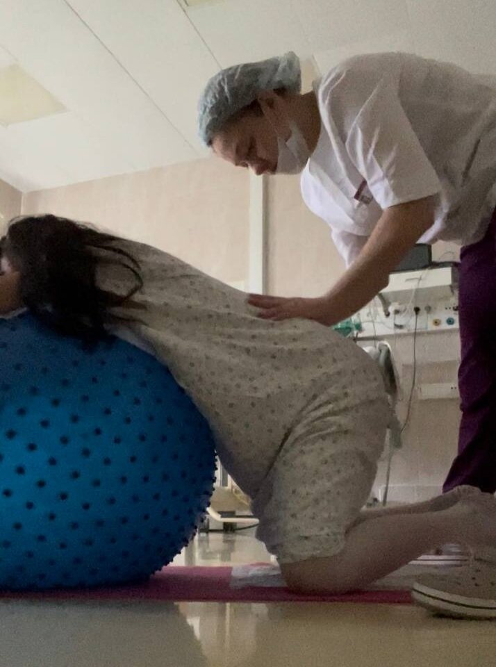 Доулы оказывают немедикаментозное облегчение в родах – делают массаж, помогают принять удобную позу, оказывают психологическую поддержку, просто находясь рядом. Они помогают женщине прожить этот период максимально естественно и безопасно. 