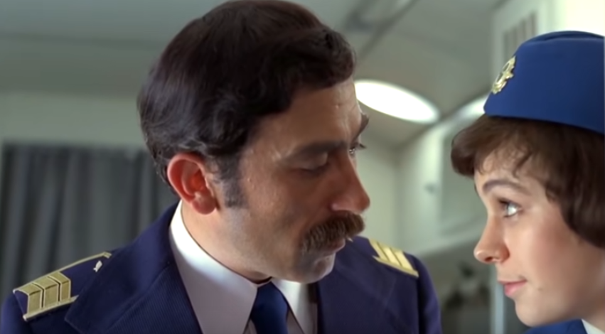 В самом конце фильм есть момент, в котором Валико не выдерживает и срывается на стюардессе.  А затем просит у нее прощения и рассматривает вариант "выпрыгнуть из самолета".