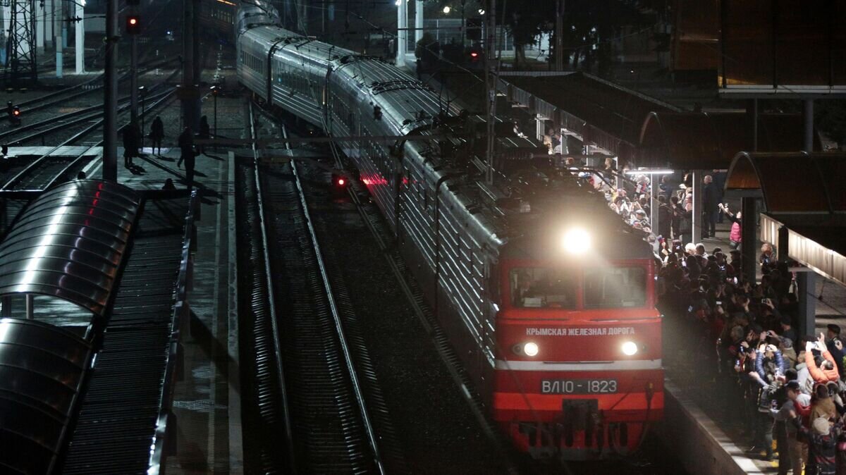    Поезд "Таврия", следующий по маршруту Санкт-Петербург - Севастополь, пребывает на станцию Симферополь© РИА Новости / Макс Ветров