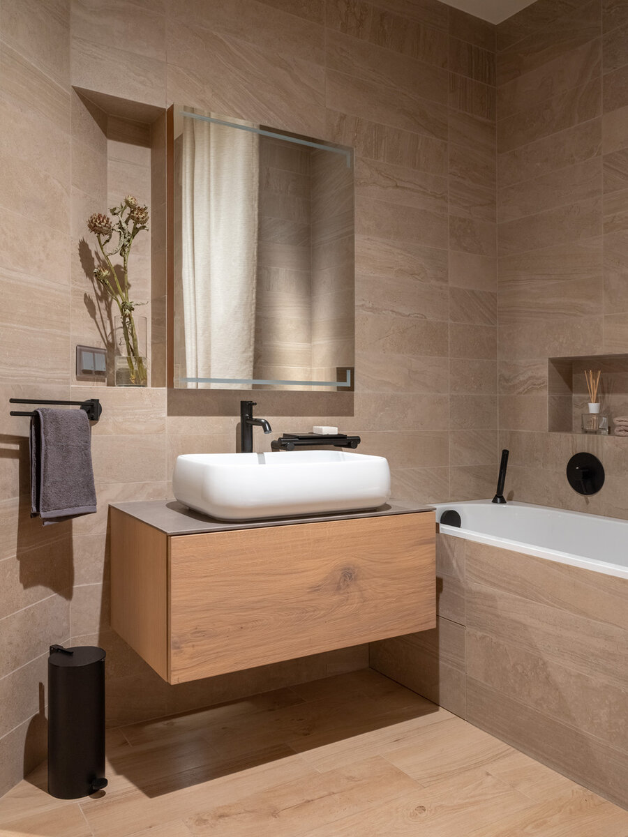 Современный шик и элегантность. Естественные цвета и оригинальный дизайн в квартире нестандартной планировки