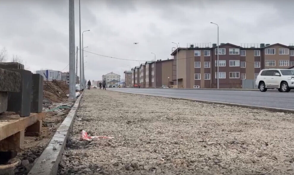    В Тарко-Сале завершают строительство новой четырехполосной дороги