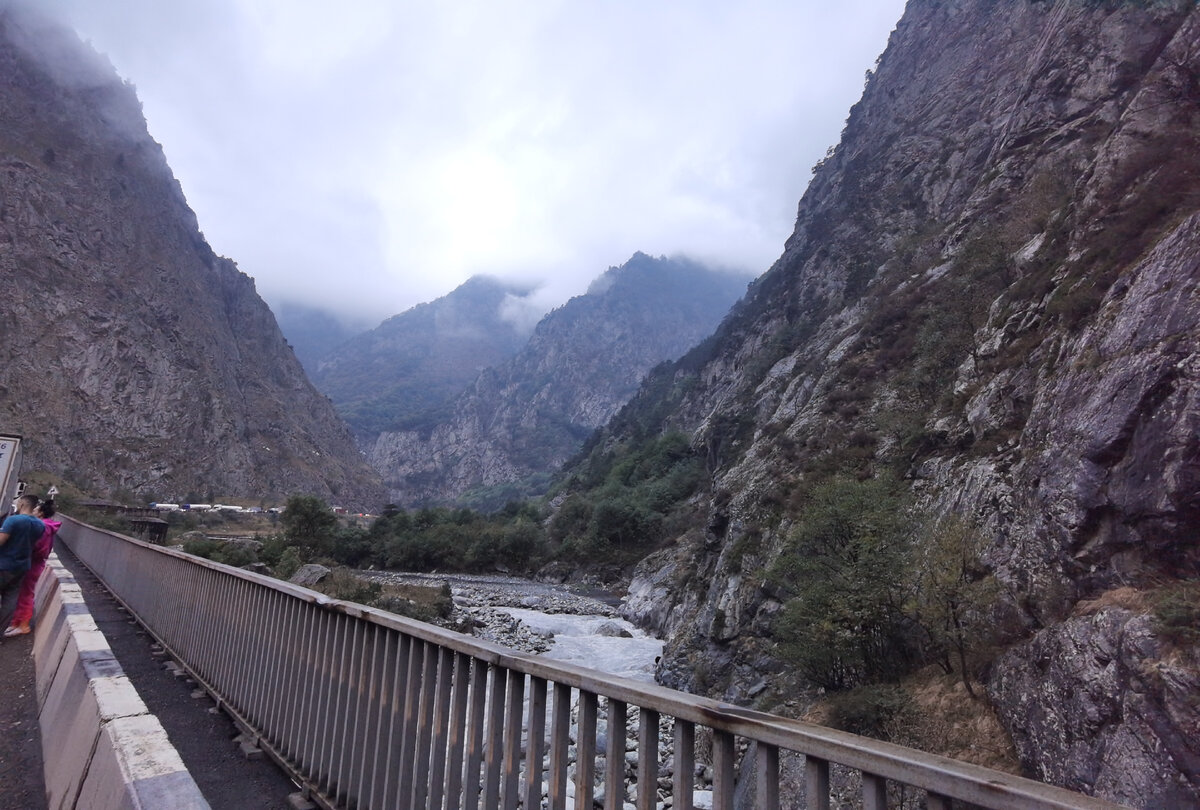 В очереди на нейтральной территории, Дарьяльское ущелье