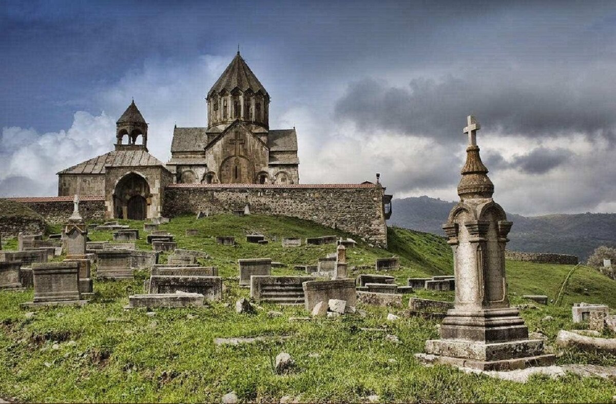 Проживающие в Карабахе армяне - это не какое-то меньшинство в составе Азербайджана, а народ, проживающий на своей исторической земле - Монастырский комплекс Гандзасар