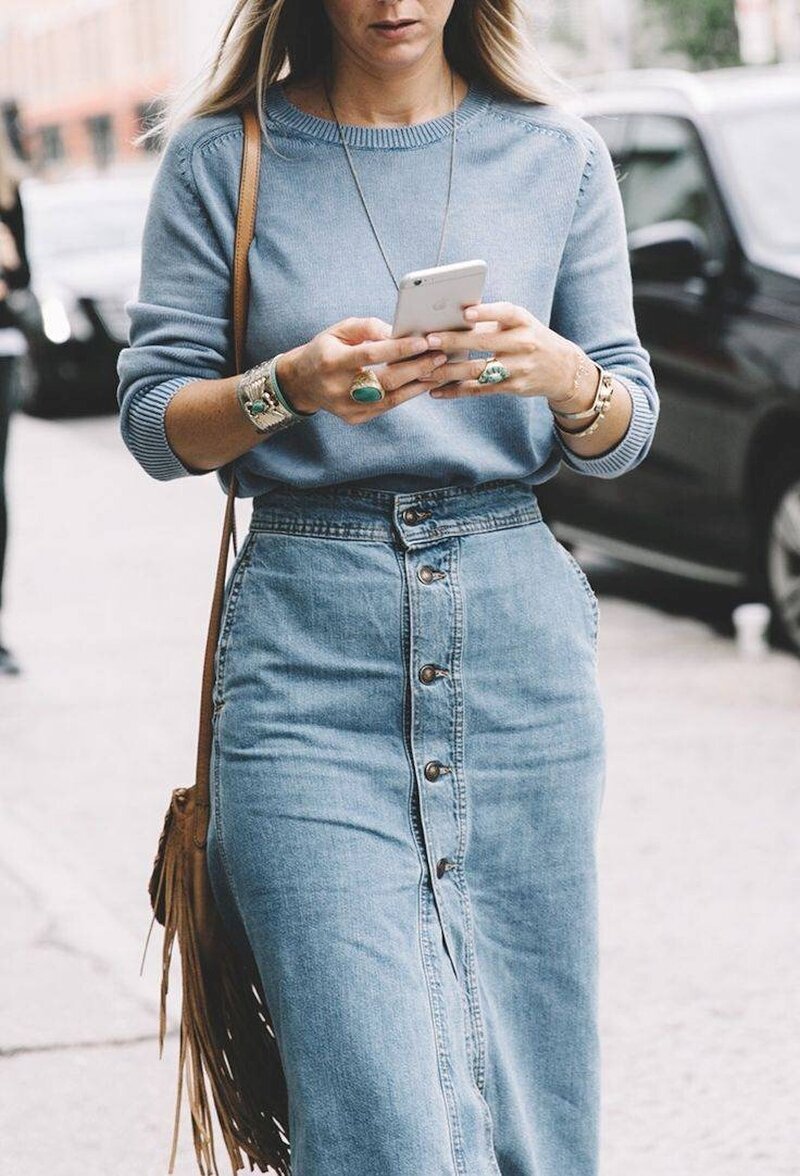 С чем носить серую джинсовую юбку. Образы с джинсовой юбкой. С чем носить серую джинсовую юбку. Юбка джинсовая. Кроп топ с джинсовой юбкой.