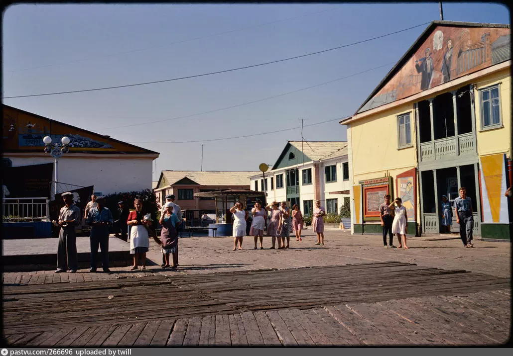 Здравствуйте, товарищи! Наша страна это многовековая летопись... чего только не было в нашей истории - победы, поражения, смуты... мы то прирастали территориями, то теряли их.-12