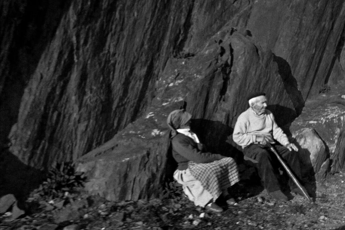 Кадр из фильма "Земля без хлеба / Лас Урдес" (1933)