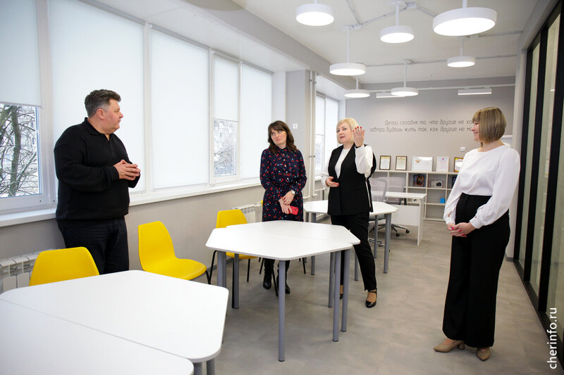    О площадке речь зашла на встрече в школе № 17. Вадим Германов встретился здесь со старшеклассниками, которые занимаются в новом медиацентре