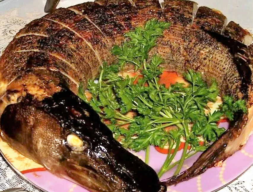 Рыба в духовке, фаршированная овощами: рецепт - Лайфхакер