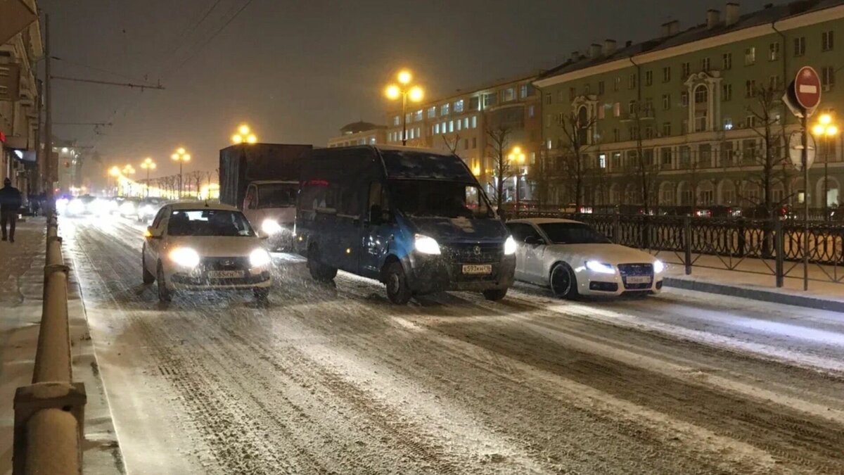     Жителям Татарстана посоветовали не выходить из дома из-за метели и сильного снега. Об интенсивности метеорологических явлений предупредили в Главном управлении МЧС России по РТ.