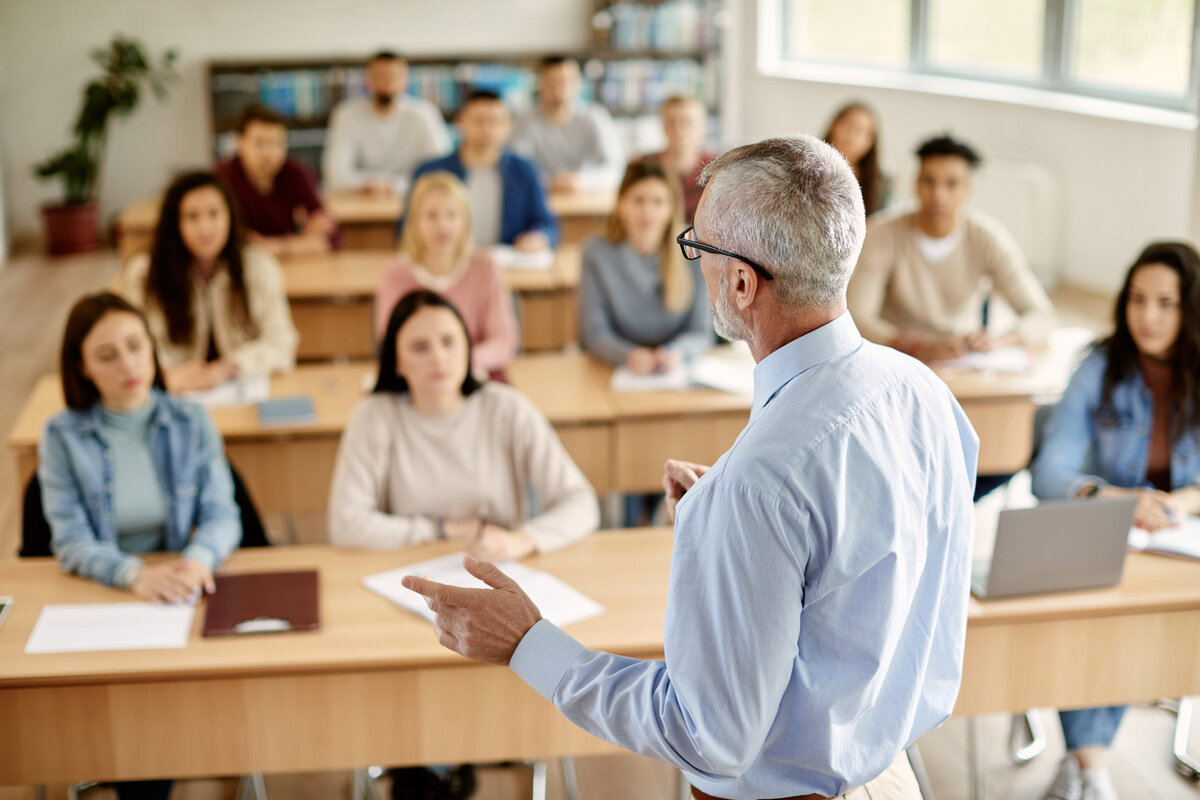 Куда движется университет? Вадим Радаев о проблемах взаимоотношений  преподавателей и студентов — на примере мини-сериала «Кафедра» | IQ.HSE |  Дзен