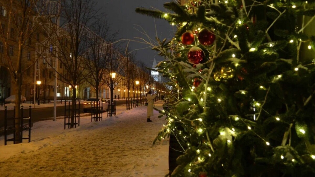     Государственная Дума России планирует рассмотреть законопроект, согласно которому 31 декабря станет выходным днем на федеральном уровне. Об этом сообщила член комитета нижней палаты парламента по социальной политике Светлана Бессараб.