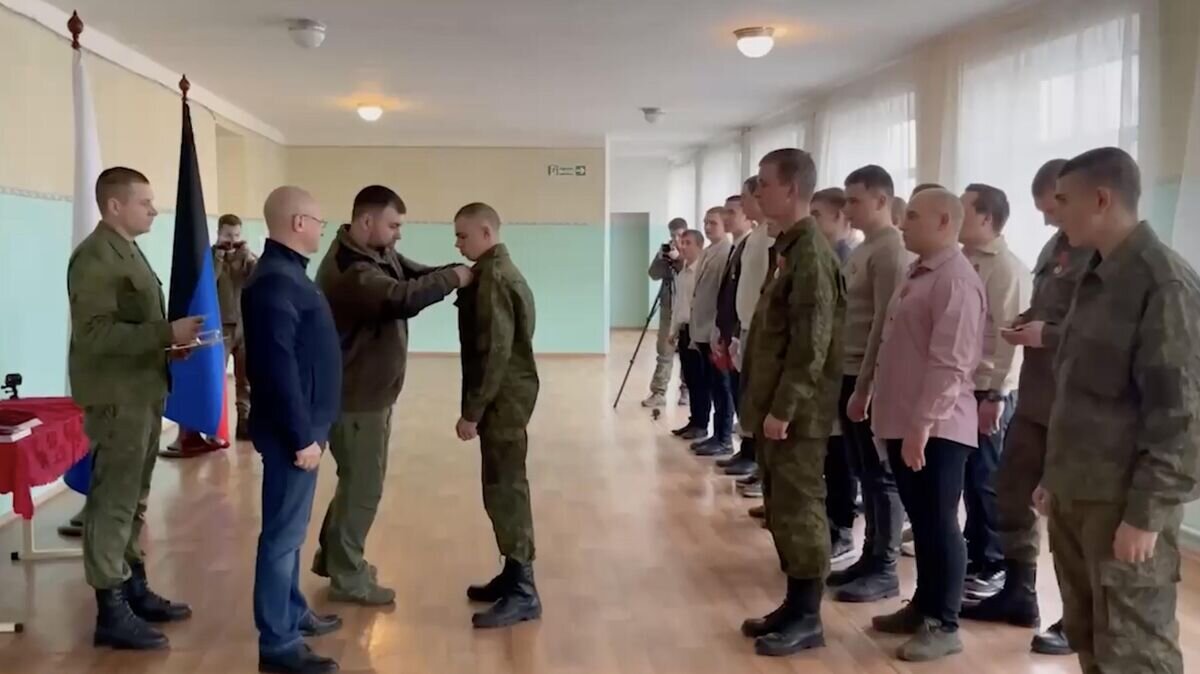    Церемония награждения демобилизованных студентов в ДНР. Кадр видео© пресс-служба главы ДНР