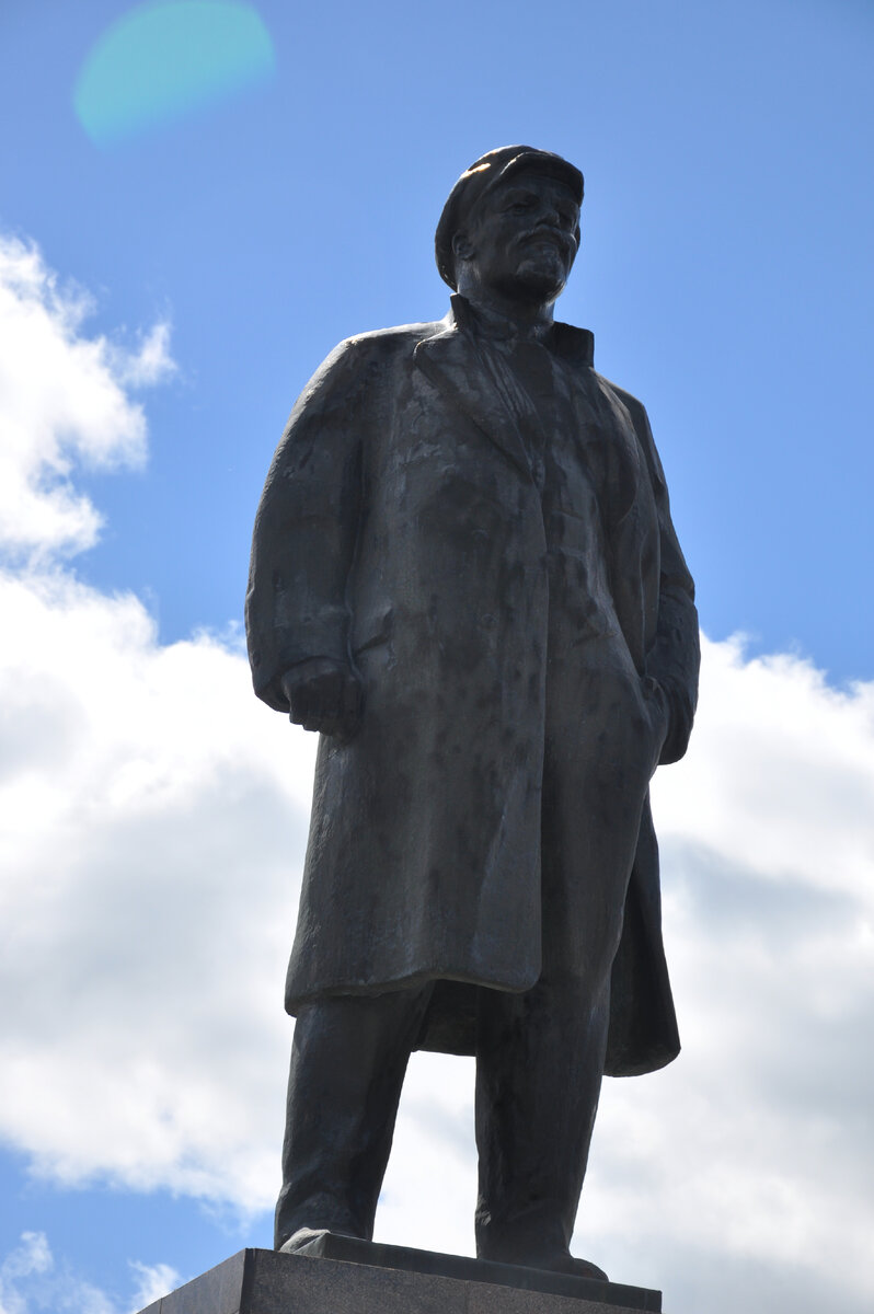 Памятник В.И.Ленину на главной торговой площади Серпухова.