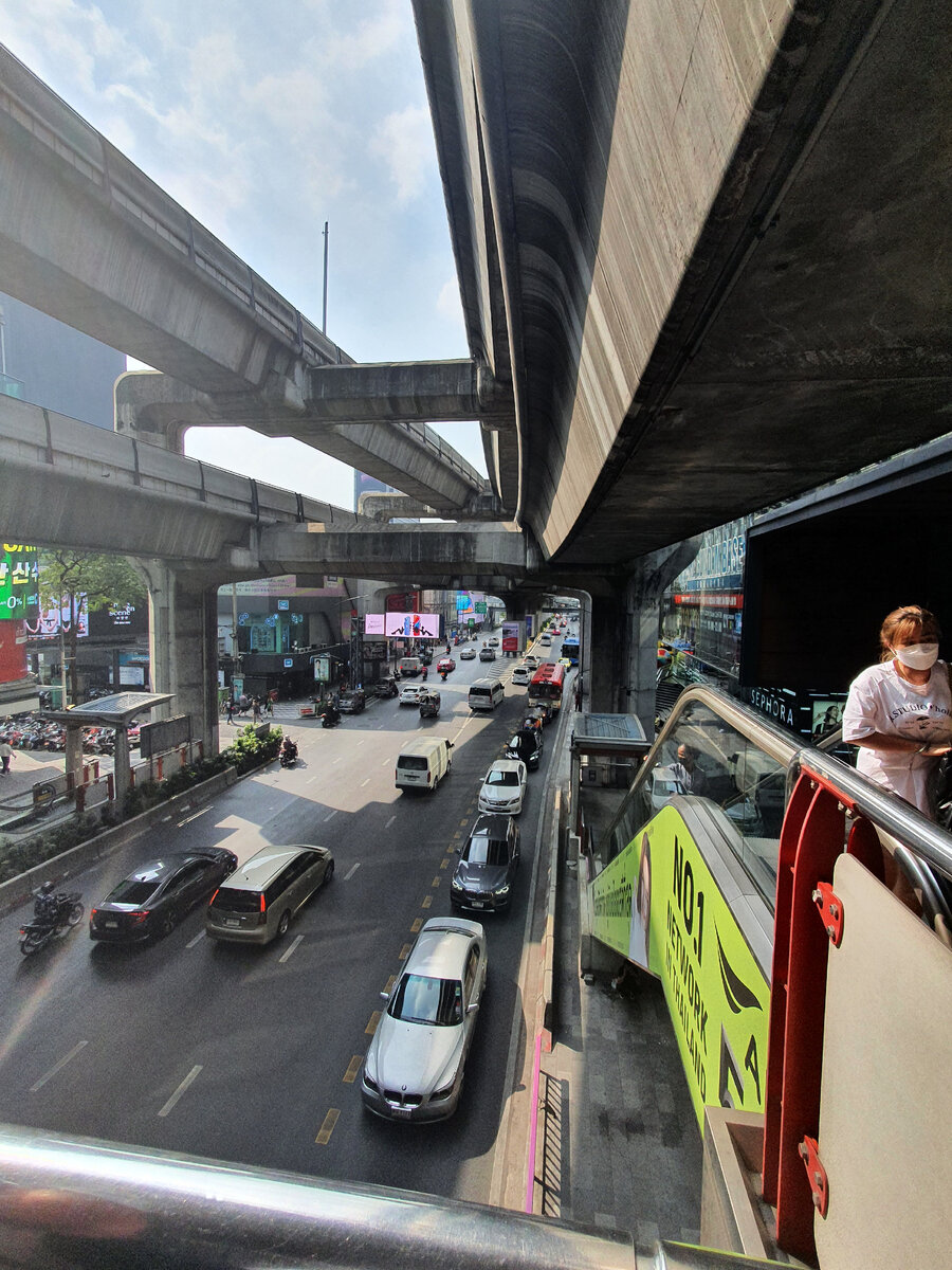 Станция Siam, справа торговый центр Siam Paragon