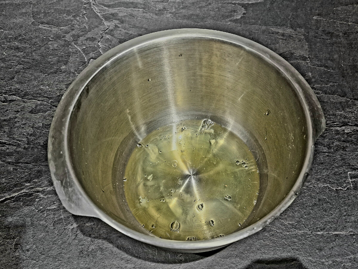 Белки отправляем в емкость для взбивания