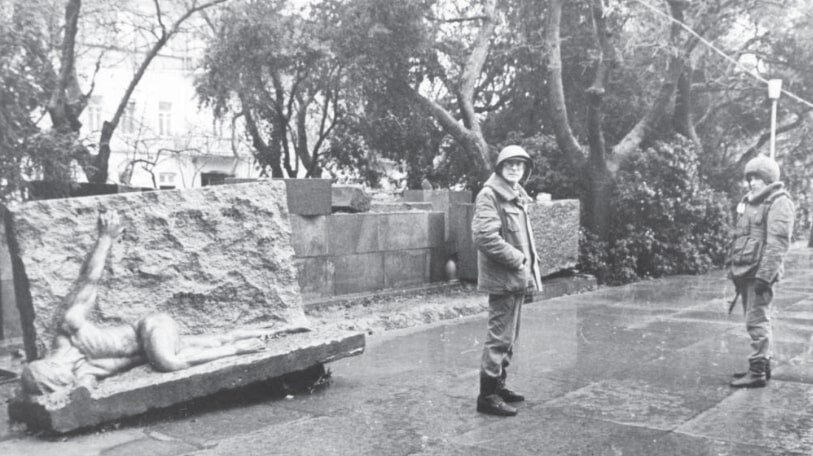 Памятник 26 бакинским комиссарам в г. Баку. В январе 1990 года был разрушен