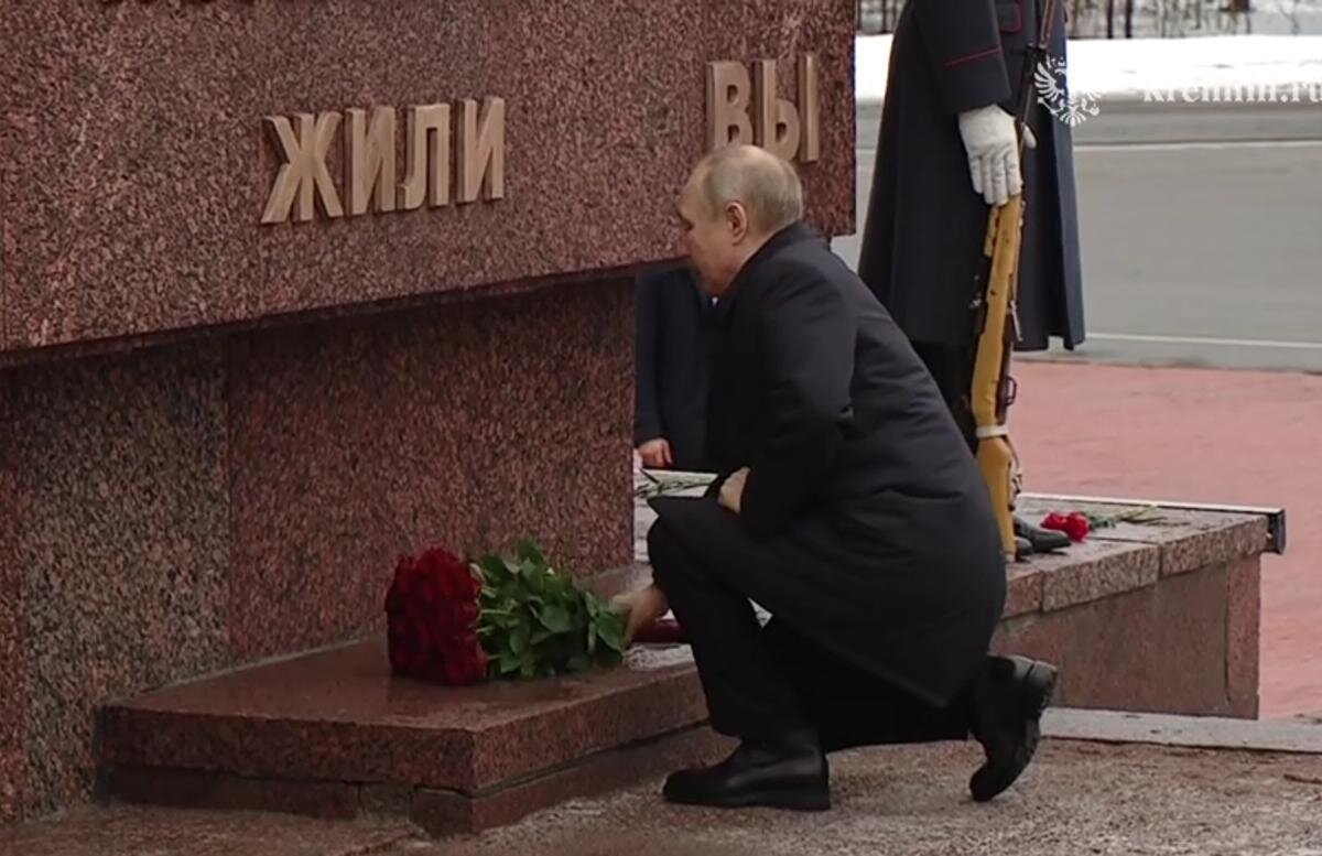 Владимир Путин возложил цветы к мемориалу на Невском пятачке. Фото: скриншот видео пресс-службы Кремля