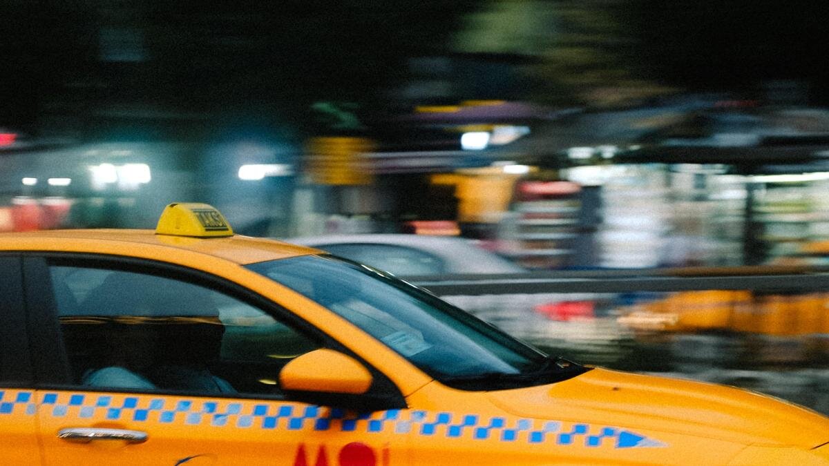    Такси едет по городу:pexels.com