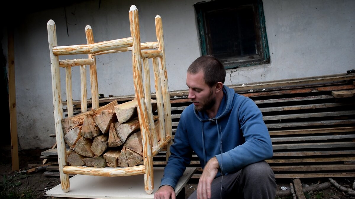 Саша сделал дровницу 