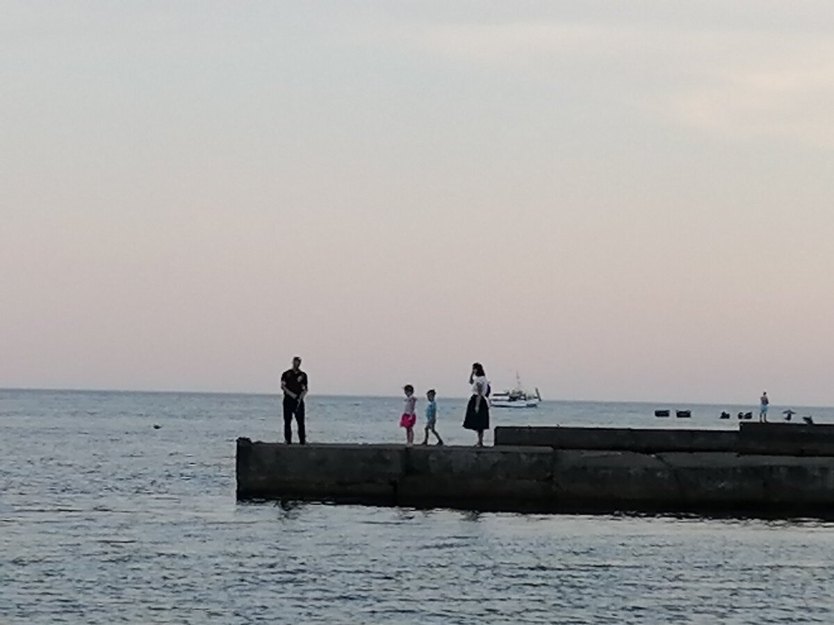 Семья на причале. Фото автора.