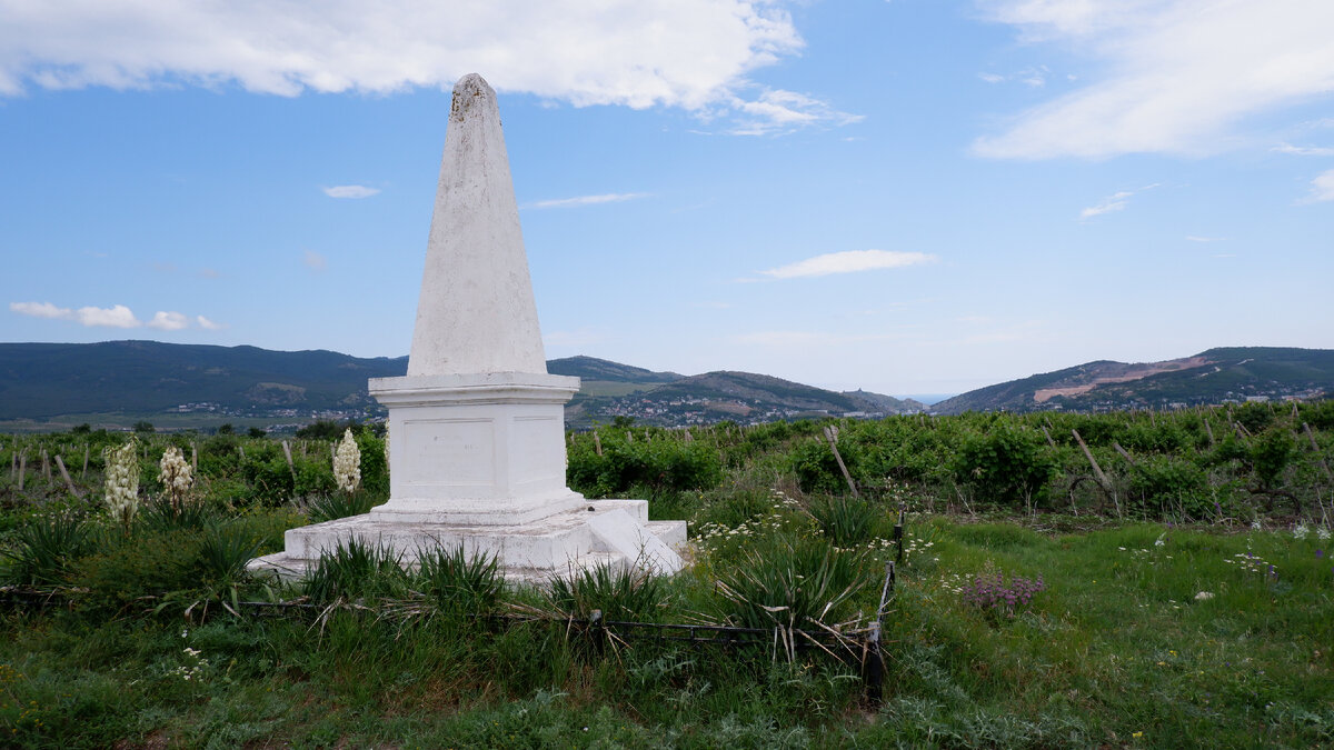 Памятник английским солдатам на месте Балаклавского сражения среди виноградников Золотой балки