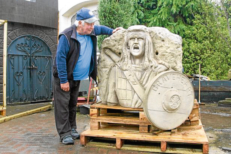 Скульптор Том Черч с верхней половиной статуи Уоллеса. Фото из открытых источников.