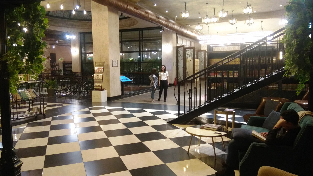 Присядьте на удобный диван, возьмите книжечку, расслабьтесь!