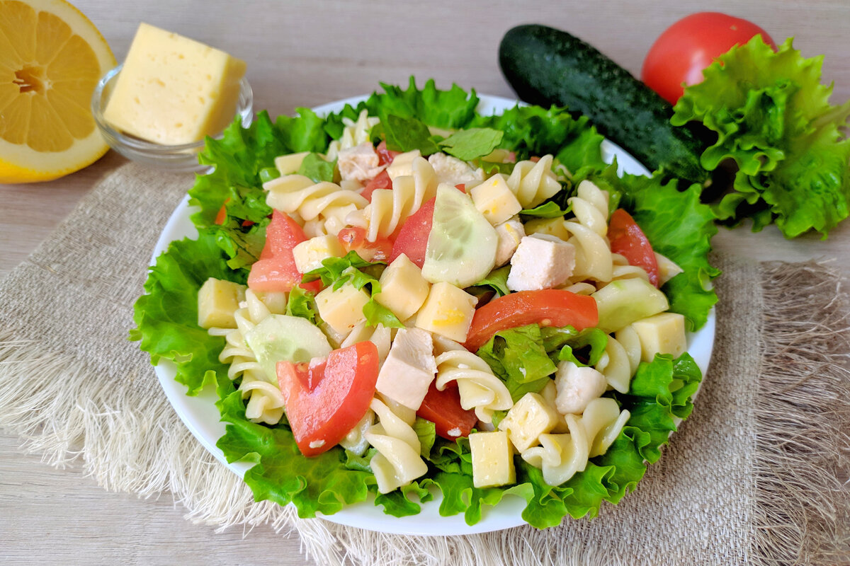 Салат с пастой, курицей, кукурузой и песто