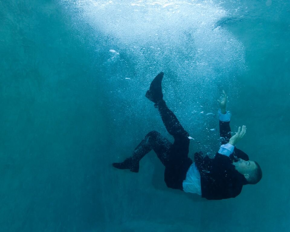 Можно ли утонуть в море. Тонущий человек под водой. Под водой. Падающая вода. Человек, падающий втводу.