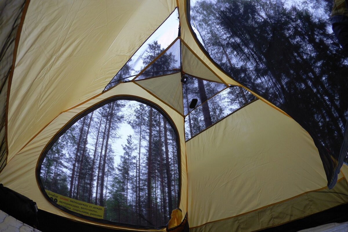 Под куполом у палатки обычно два треугольных вентиляционных окна (мы фотографировали без тента). В зависимости от модели они могут быть больше или меньше. Здесь средние