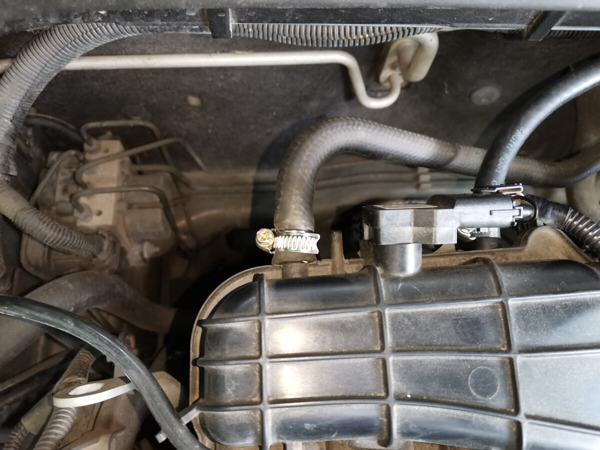 Хомут на впускном коллекторе стоит с завода.