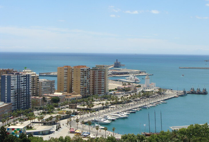 С холма,где расположен замок, открываются красивые виды на Малагу