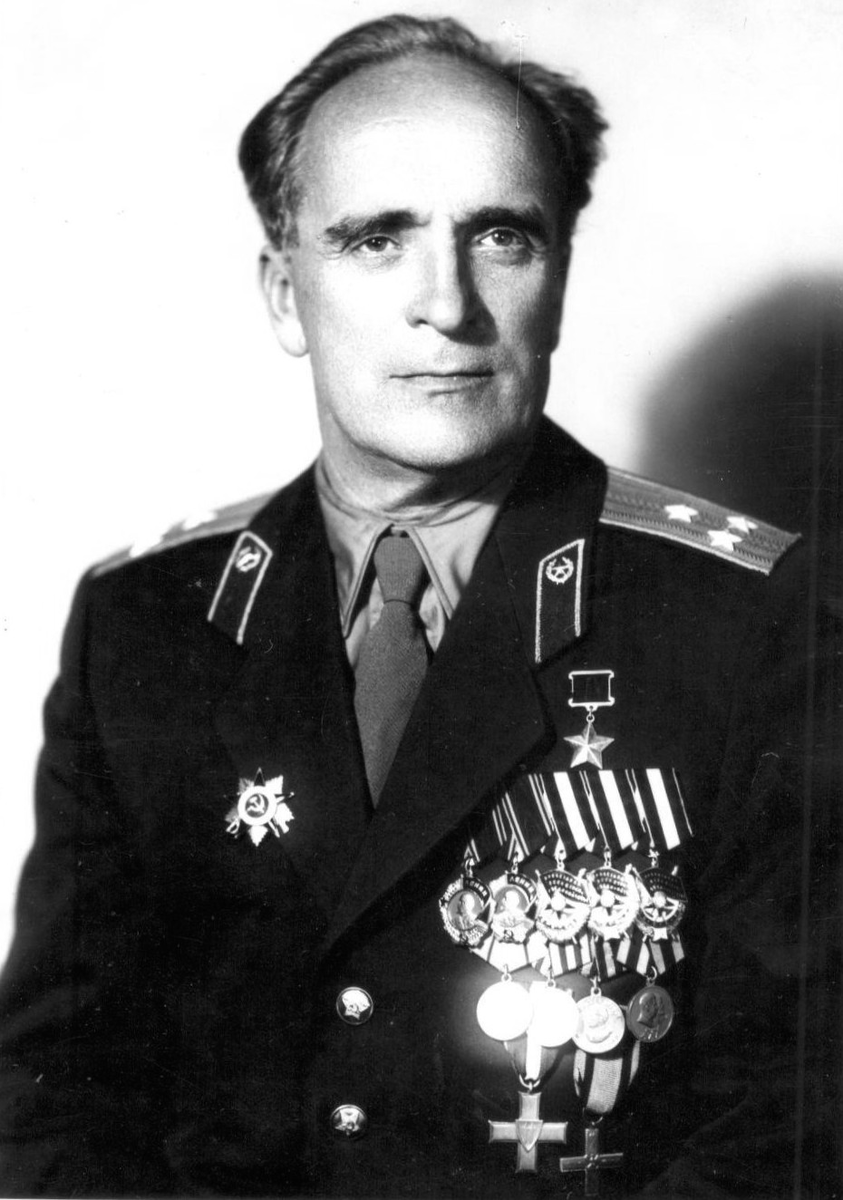 Фотография взята от сюда-https://ru.m.wikipedia.org/wiki/Файл:Николай_Архипович_Прокопюк.jpg