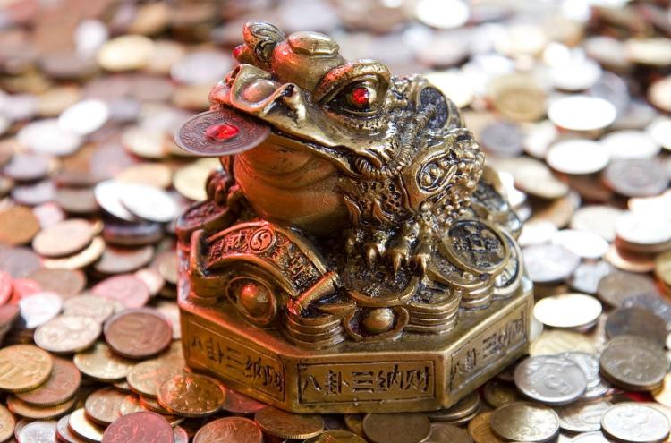 Что поставить на телефон для привлечения денег. Талисман трехлапая жаба. Талисман денежная жаба. Талисман фен шуй трехлапая жаба. Фен шуй денежная жаба.