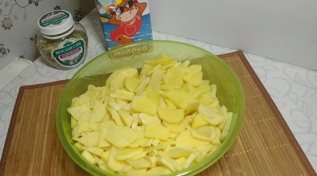 Картофель нарезаем пластинками толщиной 1-2 мм