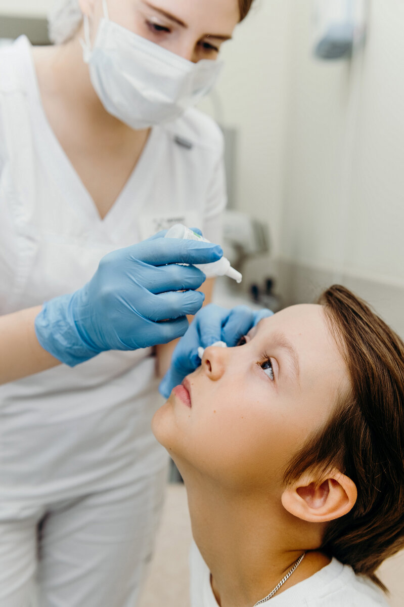 Даже самый смелый малыш боится закапывать глаза! Правда-правда, уж мы то это точно знаем. 
Ежедневно видим это чувство в их глазках, при виде крошечного флакона с лекарством. И это нормально. Это проходит. И это не повод для отмены лечения и диагностики.
И если наш опыт и профессионализм помогает быстро провести манипуляцию и успокоить ребенка, то дома мамам приходится танцевать с бубном и быть максимально сосредоточенными, чтобы не забывать правила и алгоритм закапывания глаз:

Правила:
✔разогреть препарат в руках, если он хранится в холодильнике
✔не касаться кончиком пипетки глаза
✔не закапывать во время плача, это приведет к тому, что большая часть лекарства вытечет через слезный канал в нос. А при сопротивлении, можно случайно нанести травму.
✔нельзя прерывать длительность лечения, без рекомендаций врача, даже если все симптомы прошли.
✔соблюдать дозировку

Алгоритм:
✔вымыть руки с мылом
✔лечь или запрокинуть голову назад
✔убрать выделения из глаза ватным диском (для каждого глаза свой),если они есть
✔ввести раствор нужно в середину конъюнктивального мешка, оттягивая нижнюю часть века
✔оставить открытыми веки на 1-2 сек.
✔закрыть глаз, промокнуть остатки лекарства
✔остаться в спокойном положении 5 минут

И самое ВАЖНОЕ! Любые лекарства для глаз применяются, только после консультации с офтальмологом.