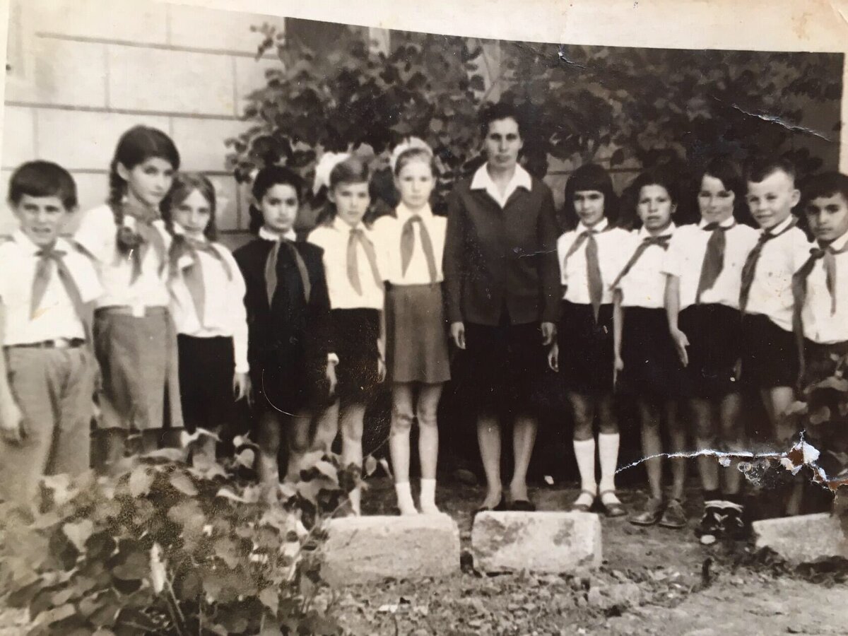 Наша первая учительница Нина Васильевна. Найдите меня на фото😃