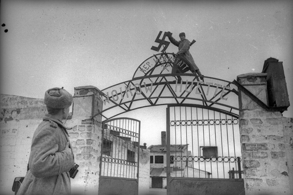 Советские солдаты срывают свастику с ворот завода имени Войкова. Евгений Халдей, 11 апреля 1944 - 1 мая 1944 года, Крымская АССР, г. Керчь, МАММ/МДФ.