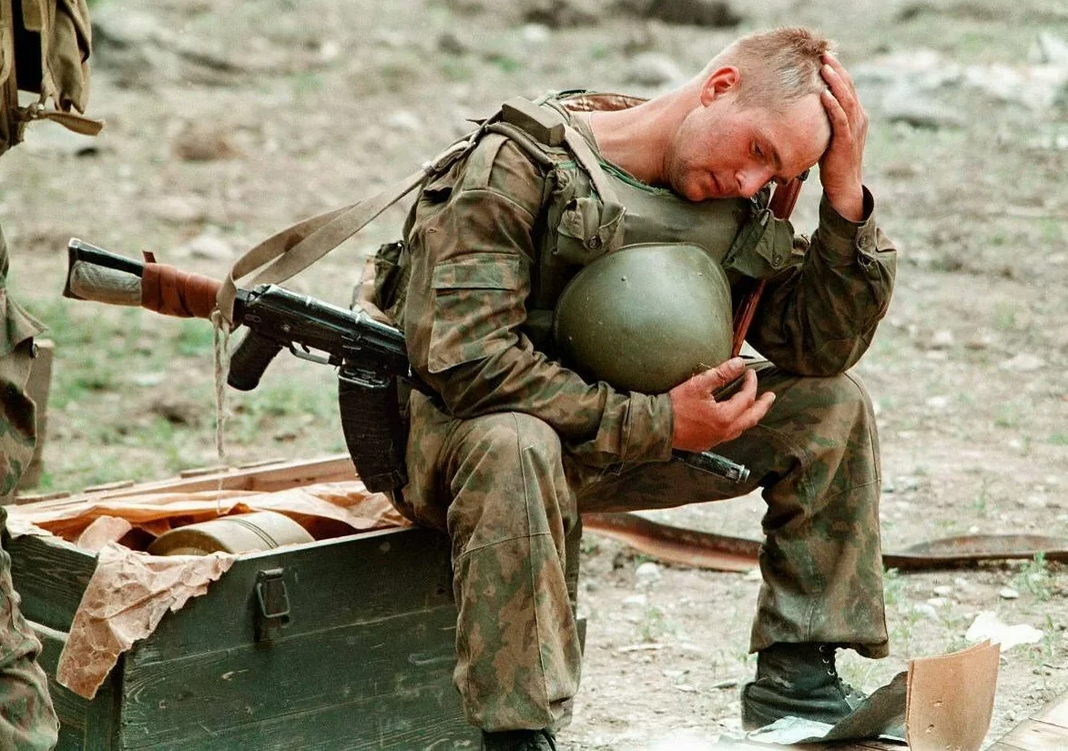Уставшим от войны. ПТСР солдат. Плачущий российский солдат. ПТСР У военных. Солдат стресс.