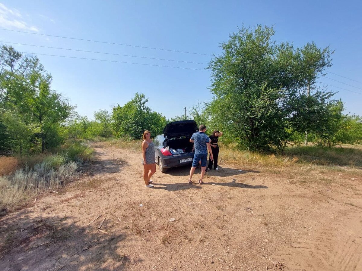 По дорге на Эльтон остановка  на границе Саратовской области. 