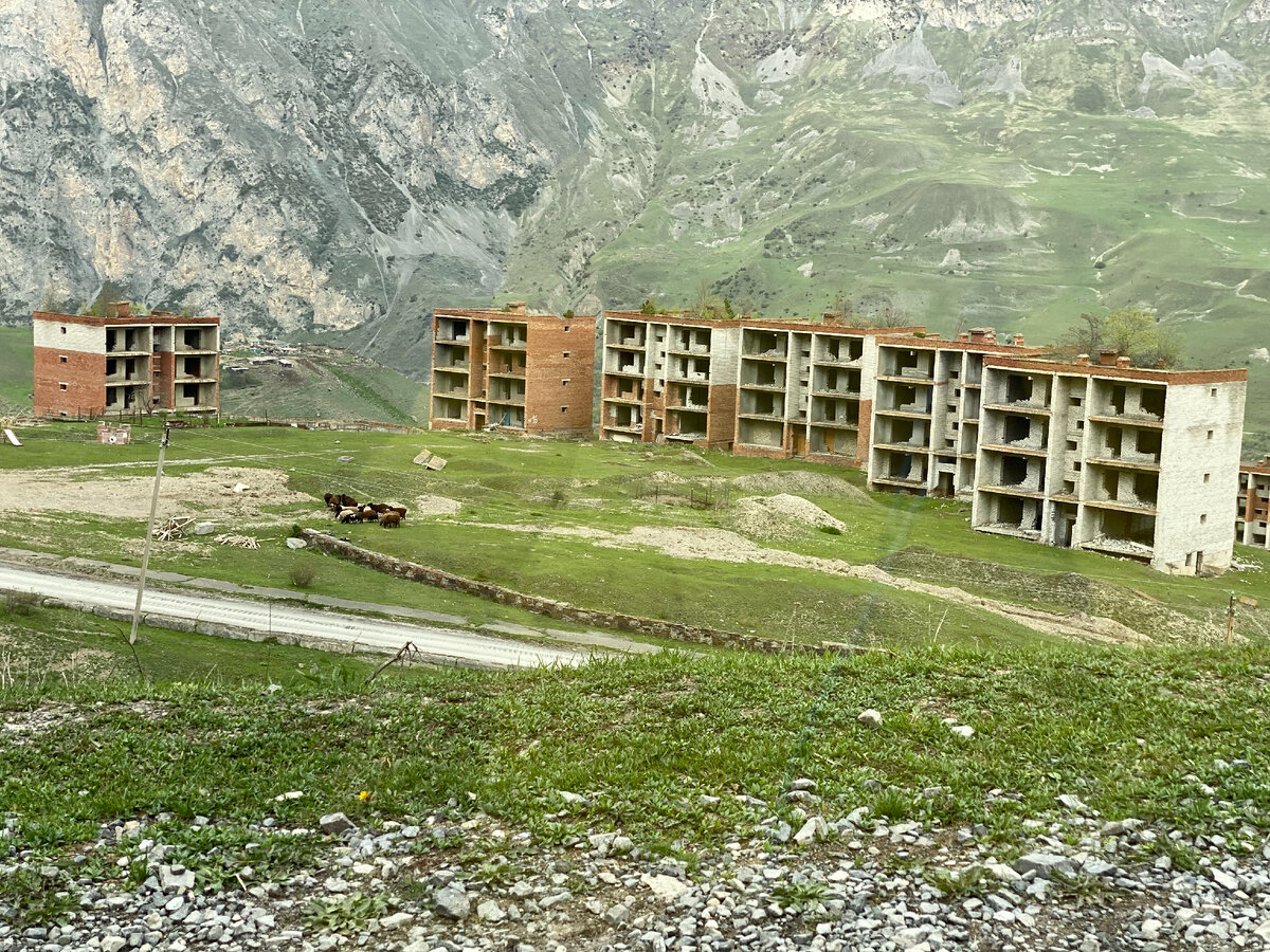 Санаторий кармадон. Санаторий кармадон. Село кармадон северная осетия. Заброшенный санаторий в северной осетии. Санаторий кармадон.