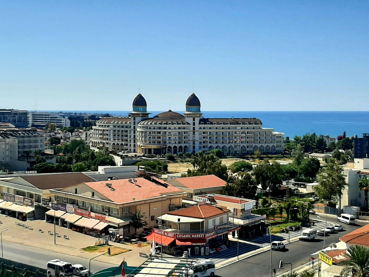 Вид на отель Kirman Sidemarin с балкона отеля Kirman Calyptus