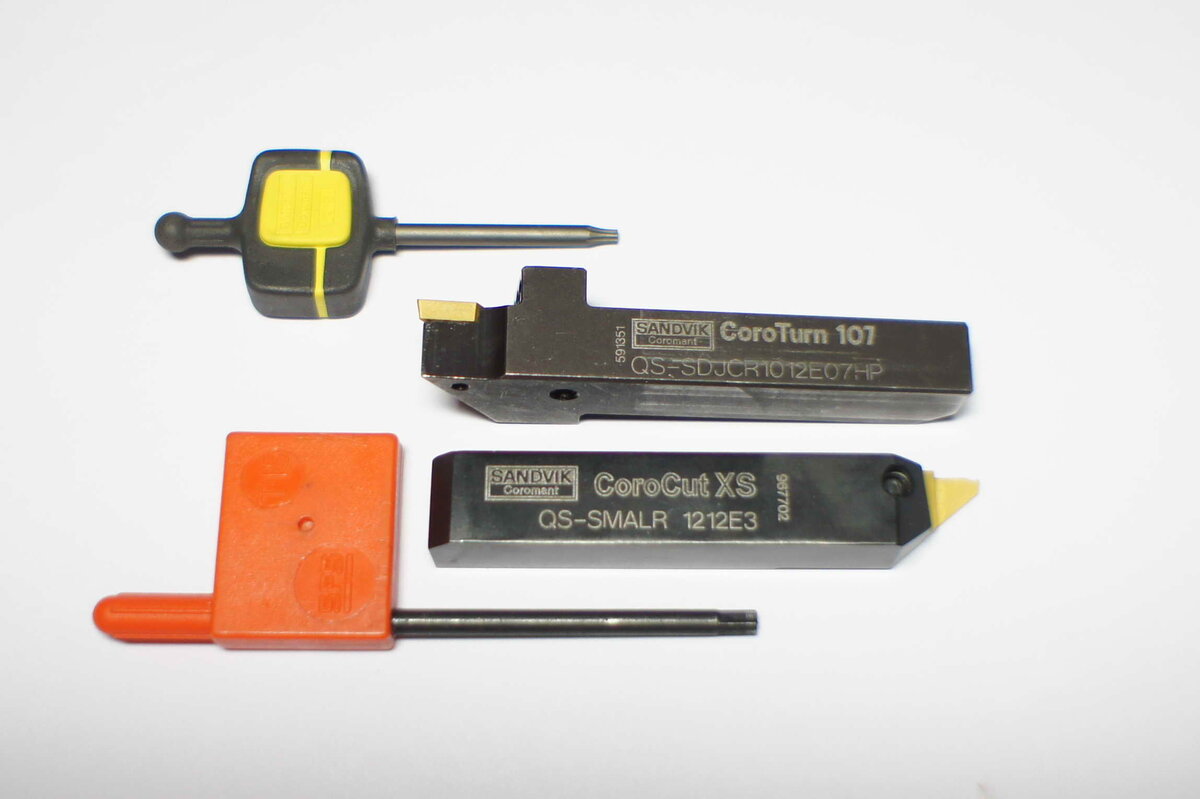 Резцедержка с быстросъемными кассетами для настольного токарного станка JET BD-7.
Стандартные резцы устанавливаемые в родную резцедержку имеют размер 8х8 мм, что очень мало.-2