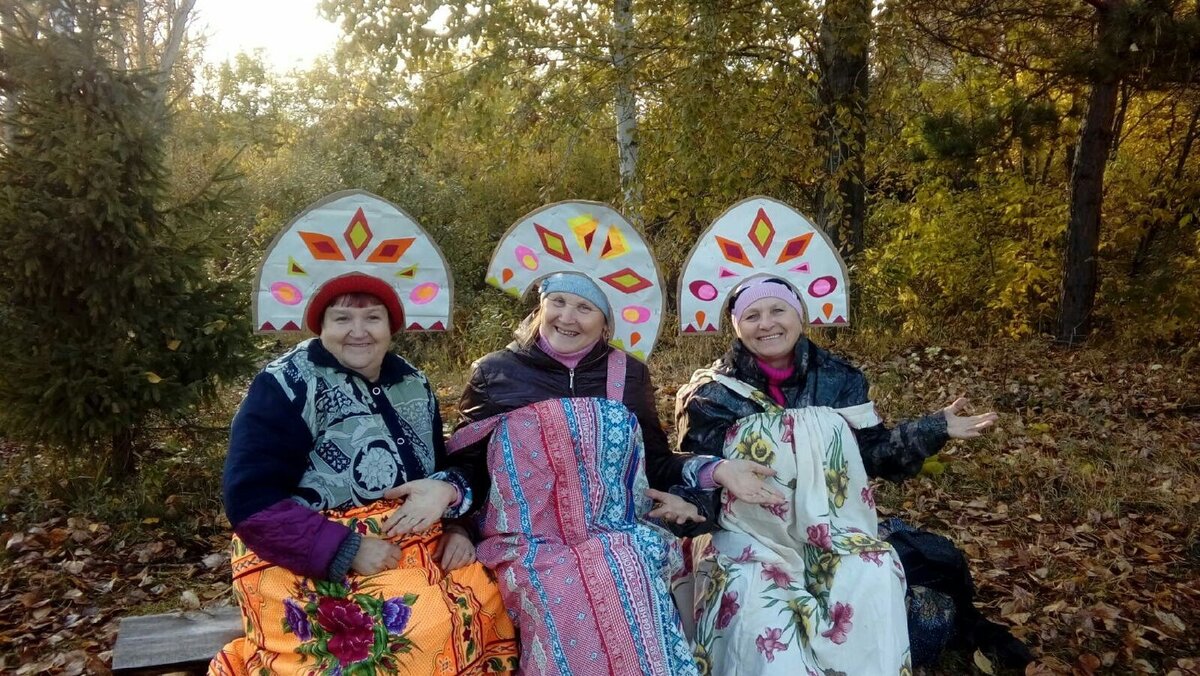 Нравится нам наряжаться в стилизованные русские костюмы