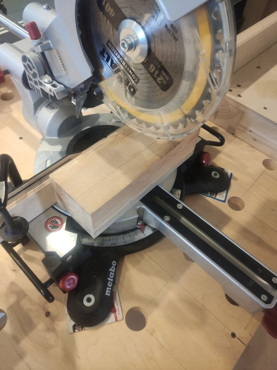 Пилим остатки бруса на торцовочной пиле