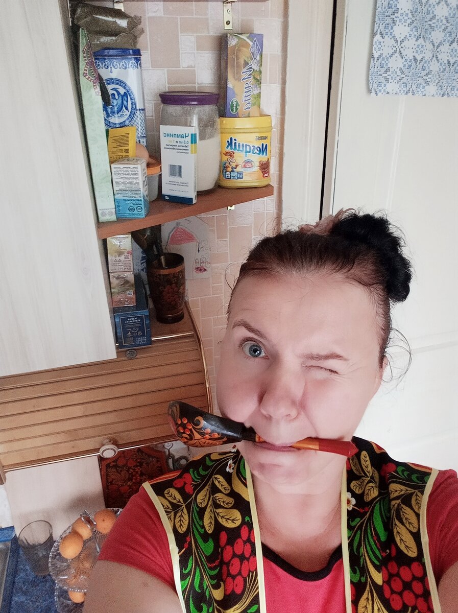 Фото автора. Обожаю русские народные орнаменты. Хохлома и Гжель даже на этой фотографии встретились шесть раз.