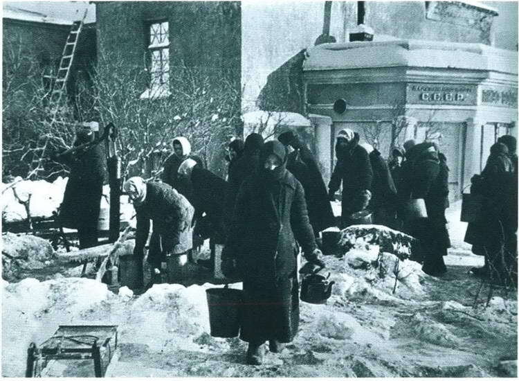 Баня после блокады. Блокада Ленинграда зима 1942. Сандружинницы блокадного Ленинграда. Жизнь в блокадном Ленинграде. Блокадный Ленинград мертвые.